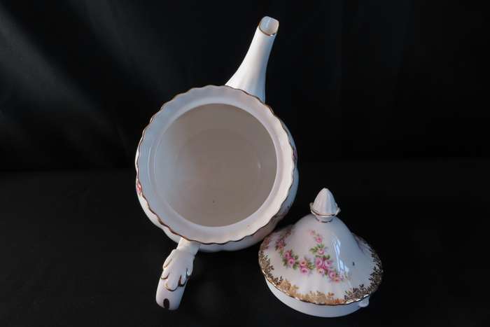 ROYAL ALBERT DIMITY ROSE LARGE TEA POT.