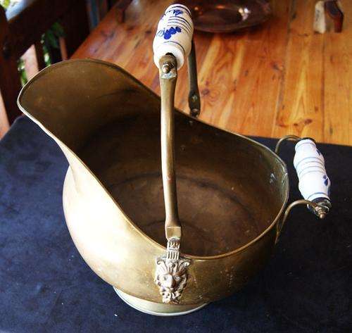 STUNNING OLD DUTCH HAND MADE BRASS COAL SKUTTLE WITH PORCELAIN HANDLES @@@ CRAAZZYYY R1 START