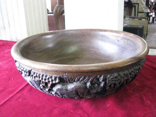 A BEAUTIFULLY CARVED VINTAGE WOODEN BOWL WITH RHINO'S.ELEPHANTS & GIRAFFES@ CRRRAAAZZZY R1 START..