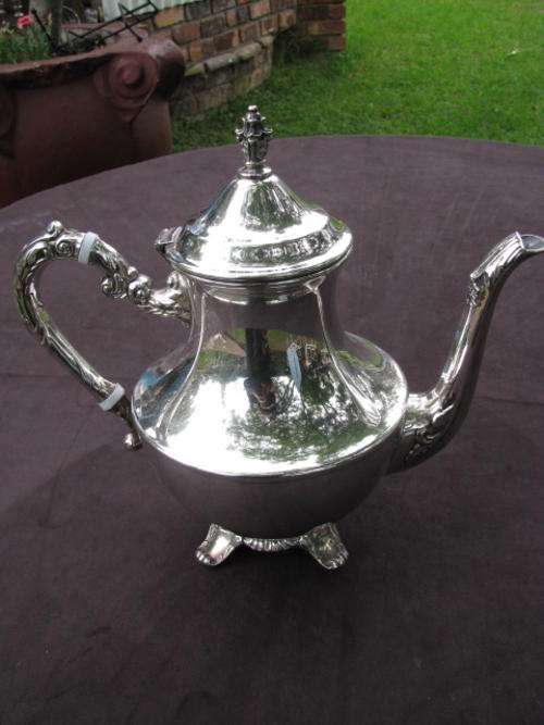 LOVELY VINTAGE SILVER PLATED TEAPOT