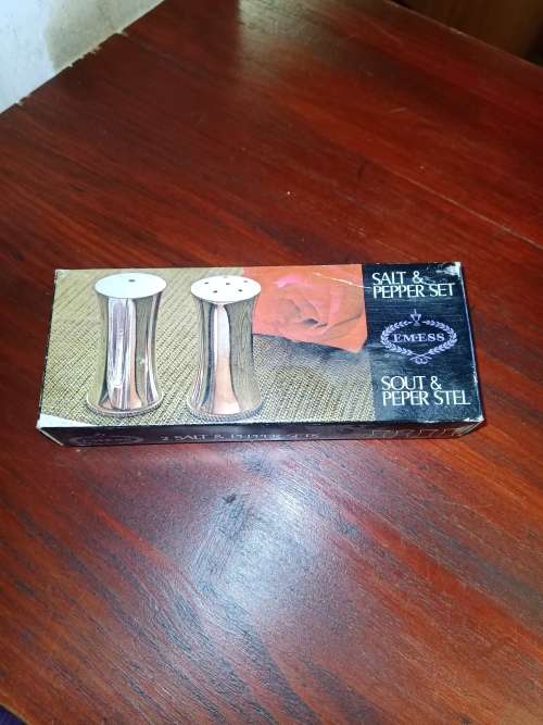 4 Piece Salt and Pepper set EMESS in original Box @@@ CRAAZZZY R1 START