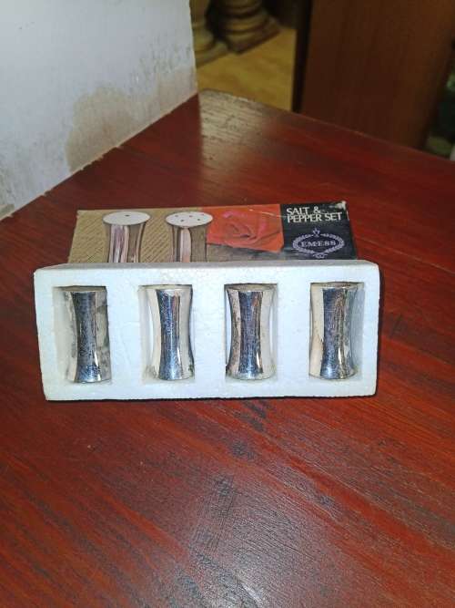 4 Piece Salt and Pepper set EMESS in original Box @@@ CRAAZZZY R1 START