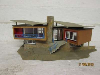 HO SCALE : MODERN STYLE HOUSE - LOT 635J