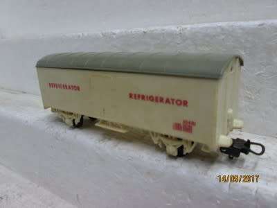 HO SCALE : LIMA SAR REFRIGERATOR CAR - LOT 495P