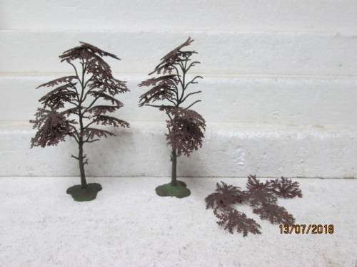 HO SCALE : BRITAINS x2 LARGE PLASTIC TREES - LOT 458T
