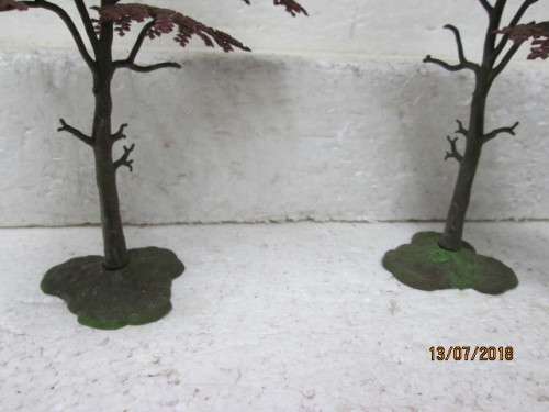 HO SCALE : BRITAINS x2 LARGE PLASTIC TREES - LOT 458T
