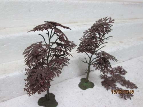 HO SCALE : BRITAINS x2 LARGE PLASTIC TREES - LOT 458T