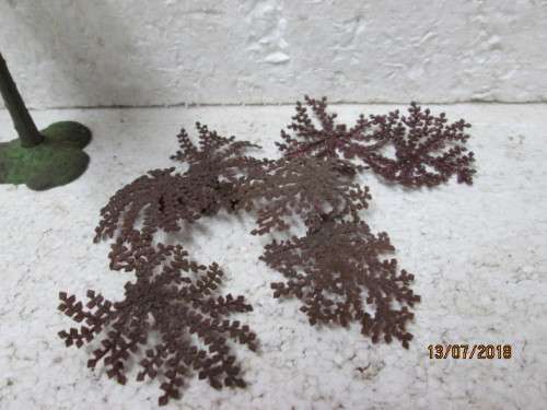 HO SCALE : BRITAINS x2 LARGE PLASTIC TREES - LOT 458T