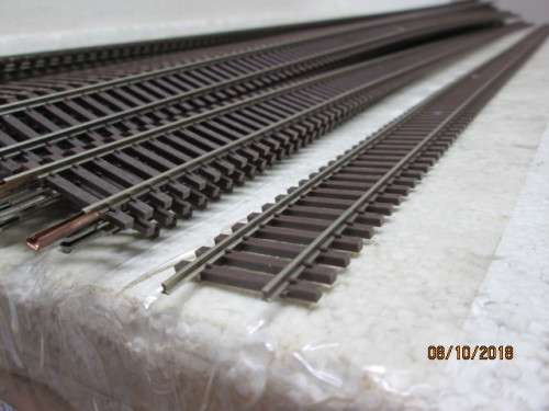 HO SCALE ATLAS FLEXI TRACK - CODE 83 (30 LENGTHS AVAILABLE)  - LOT 448U