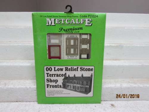 OO SCALE : METCALFE FOUR TERRACE SHOP FRONT BUILDINGS - LOT 635V