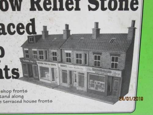OO SCALE : METCALFE FOUR TERRACE SHOP FRONT BUILDINGS - LOT 635V