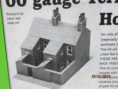 OO SCALE : METCALFE TERRACED HOUSES - LOT 637V