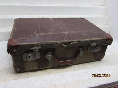 OLD SUITCASE - LOT 381X