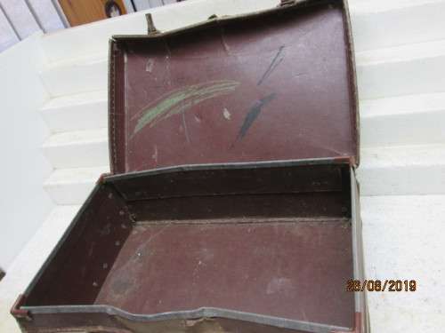 OLD SUITCASE - LOT 381X