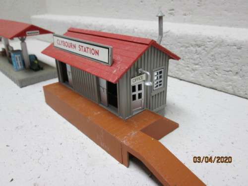 HO SCALE : BACHMANN PLATFORM STATION & FREIGHT STATION (BOXED) - LOT 119AA