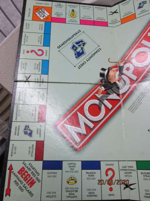 MONOPOLY BOARD GAME - LOT 410AA
