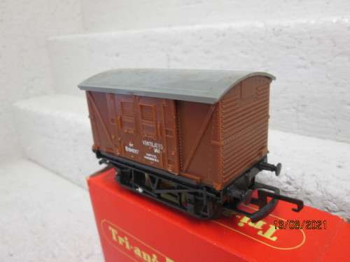OO SCALE: HORNBY : 12 TON VENTILATED VAN - BOXED
