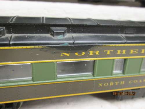 HO SCALE: ATHEARN : NORTHERN PACIFIC COACHES - X3 - BOXED