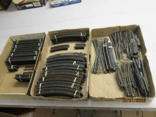 HO / OO SCALE : LARGE AMOUNT OF LIMA TRACK - 169 PIECES - 3 BEER BOXES