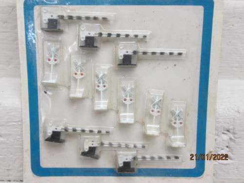 N SCALE : BACHMANN : CROSSING SIGNAL AND GATES - X3 SETS