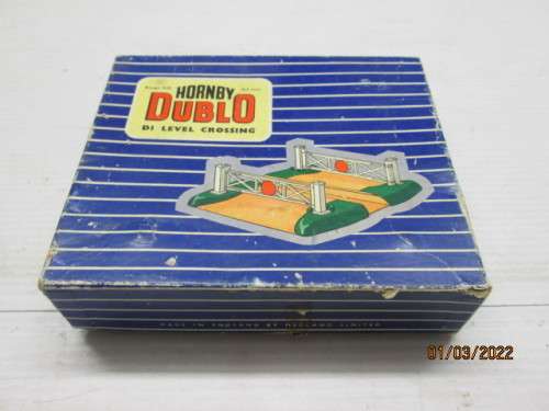OO SCALE : HORNBY DUBLO : LEVEL CROSSING - BOXED