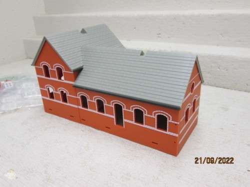 OO SCALE : L-SHAPE STATION PLATFORM BUILDING