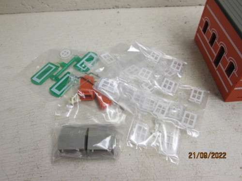 OO SCALE : L-SHAPE STATION PLATFORM BUILDING