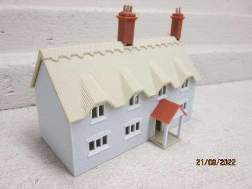 OO SCALE : DOUBLE STORY THATCH BUILDING