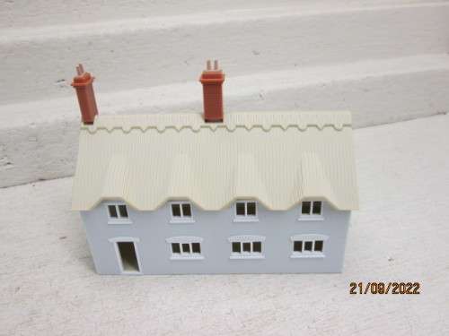OO SCALE : DOUBLE STORY THATCH BUILDING