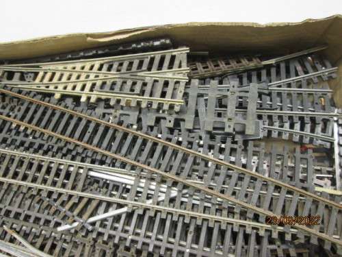 OO / OO SCALE : X1 BEER BOX WITH SCRAP / CUT OFFS - TRACK