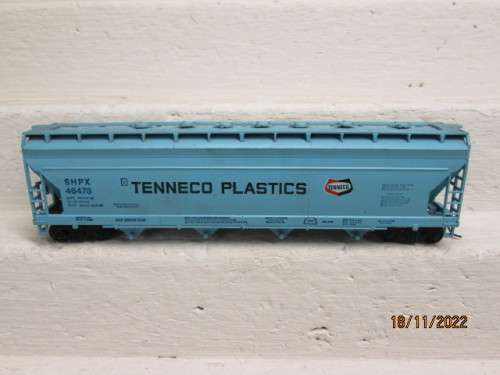 HO SCALE : 55 FOOT - CLOSED HOPPER - TENNECO PLASTICS