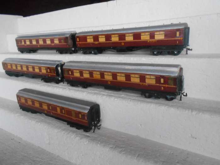 OO SCALE - HORNBY - LMS COACHES - X5