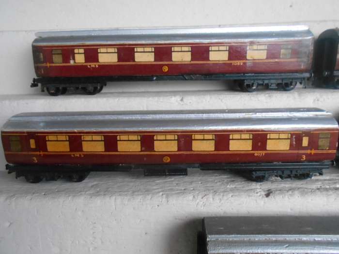OO SCALE - HORNBY - LMS COACHES - X5