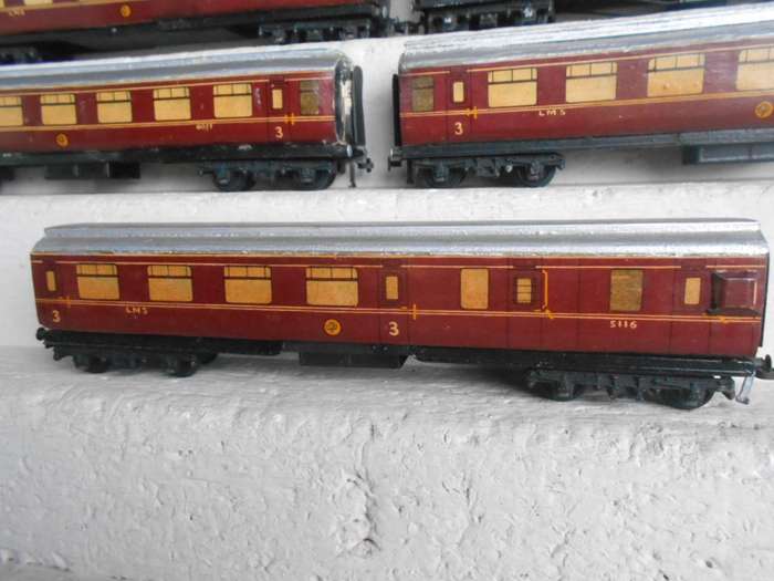 OO SCALE - HORNBY - LMS COACHES - X5