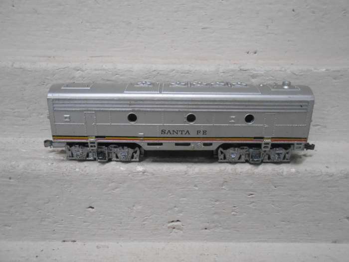 HO SCALE - LIFELIKE - SANTE FE - B UNIT - DUMMY DIESEL LOCOMOTIVE