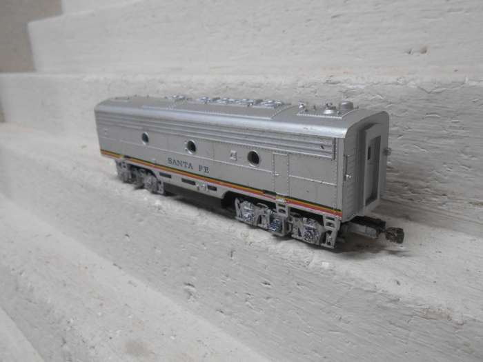 HO SCALE - LIFELIKE - SANTE FE - B UNIT - DUMMY DIESEL LOCOMOTIVE