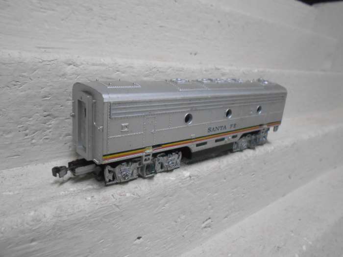 HO SCALE - LIFELIKE - SANTE FE - B UNIT - DUMMY DIESEL LOCOMOTIVE