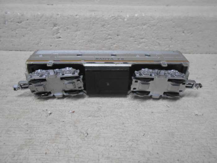 HO SCALE - LIFELIKE - SANTE FE - B UNIT - DUMMY DIESEL LOCOMOTIVE
