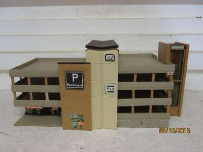 HO SCALE : VOLLMER TRIPLE STOREY PARKING GARAGE - LOT 106G