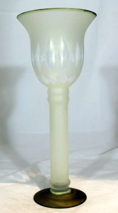 Pedestal vase