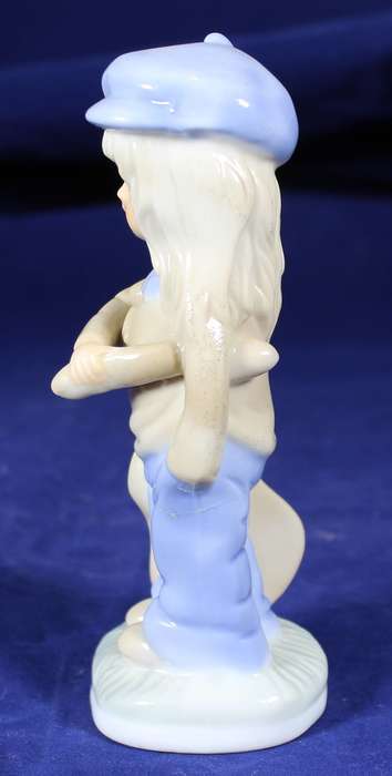 Figurine - little girl with guitar