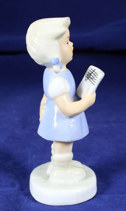Figurine - little girl singing