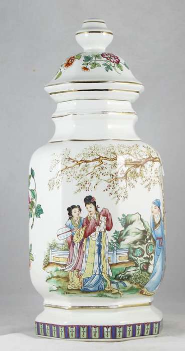 Large lidded Chinese vase with traditional figures motif