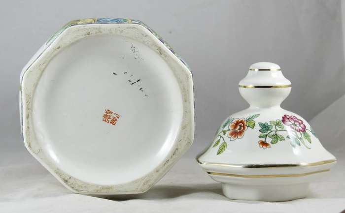 Large lidded Chinese vase with traditional figures motif