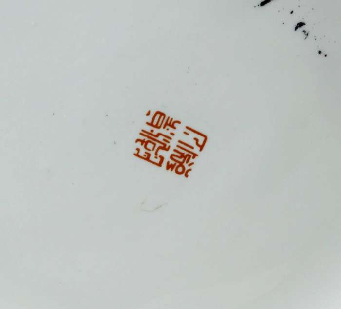Large lidded Chinese vase with traditional figures motif