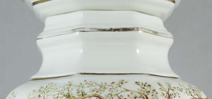 Large lidded Chinese vase with traditional figures motif