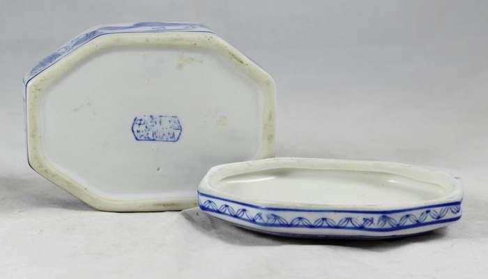Blue & white Chinese lidded container