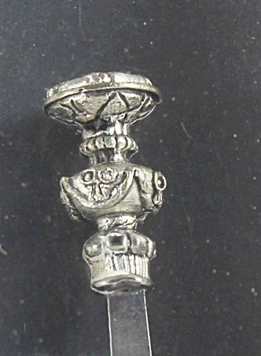 Souvenir spoon - Elizabeth seal top spoon silver plated