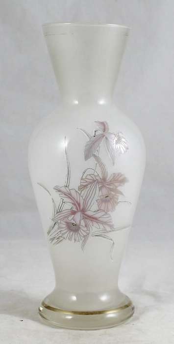 Opaque vase - flower motif
