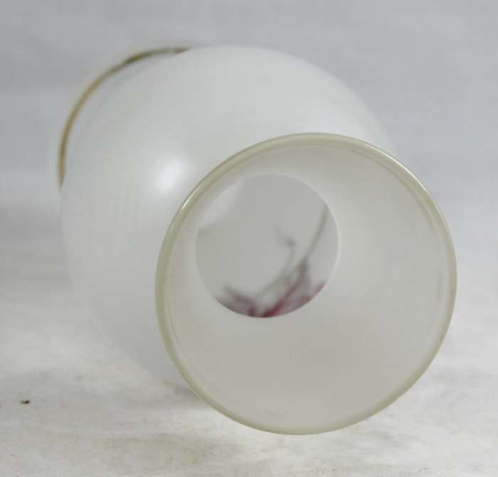 Opaque vase - flower motif